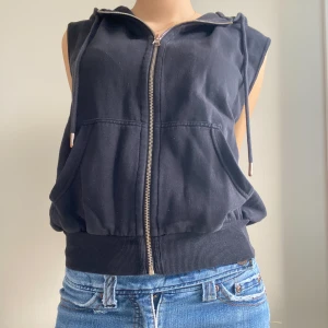 Hoddie väst - Superfin zip up hoodie med avklippta armar!! Bra skick💕💕