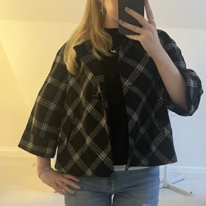 Trekvartsärmad kappa✨✨ - En snygg rutig trekvartsärmad kappa i toppenskick!