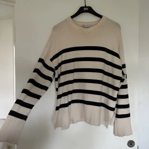 Zara tröja  - Randig stickad tröja från zara. (Kräm vit och marinblå) köpt för 399kr 💙🤍