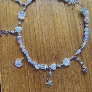 Handmade jewelry  - Jag gör halsband, armband och örhängen i den här stilen 🧚 du kan skicka inspirationsbilder så skapar jag något fint till dig 🌸