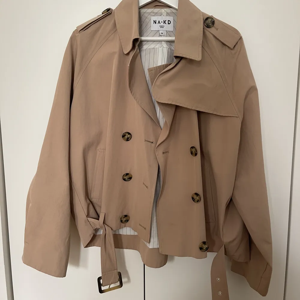 Fin beige höstjacka som jag köpt för x antal år sedan, men aldrig använt. Väldigt fin modell! Nypris: 700 kr. Jackor.