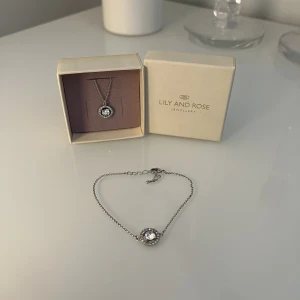 Lily & Rose set  - Lily & Rose armband och halsband.  (Aldrig använda)  Säljer styck 200kr Både halsband + Armband 400kr  (Köpt för 660kr) 🤍