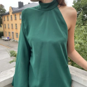 Grön halvärmas tröja - säljer nu min jätte fina halvärmade gröna tröja, funkar vid alla tillfällen❤️