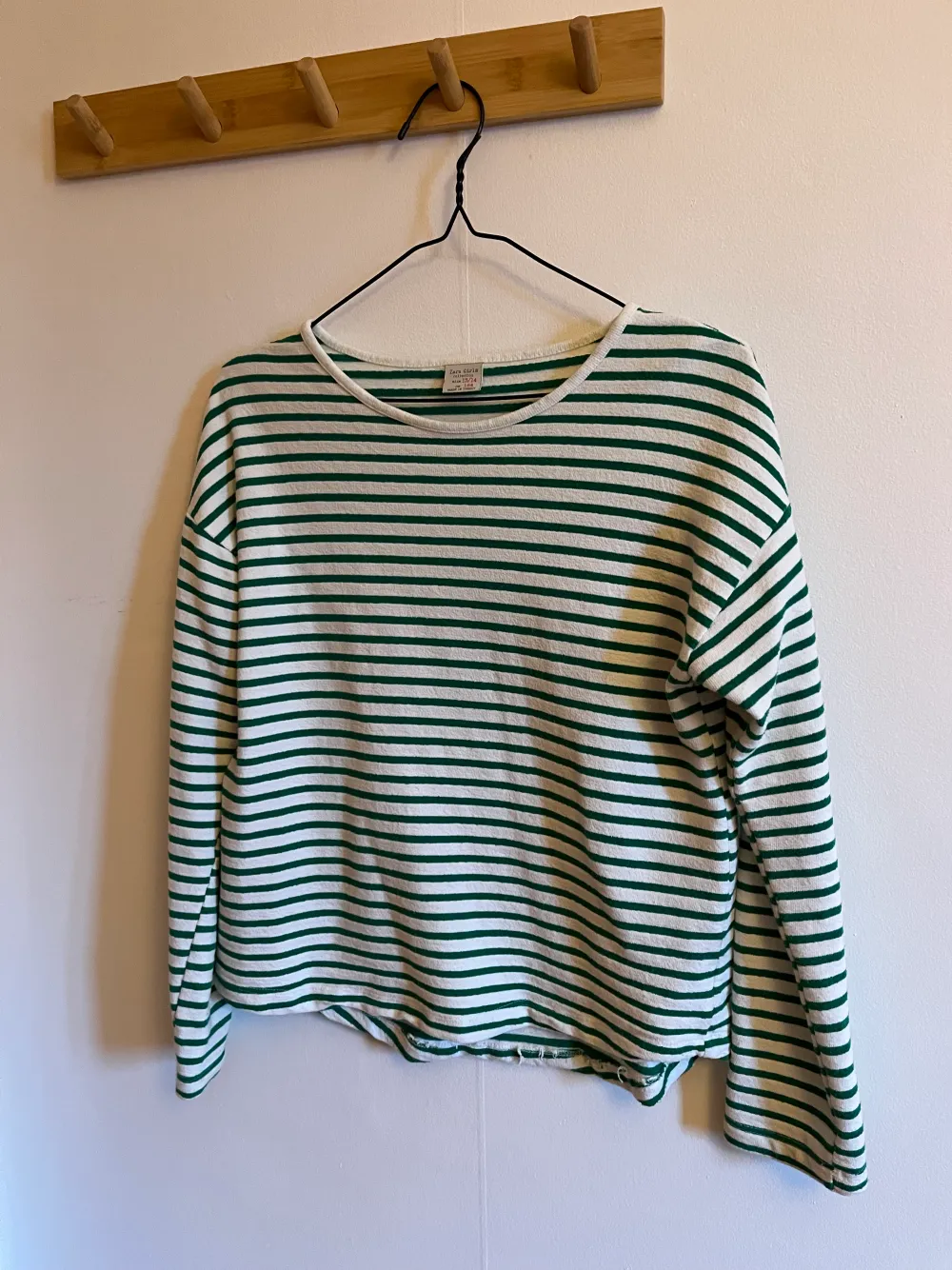 Grön- & vitrandig tunn stickad tröja från Zaras barnavdelning, är som en storlek XS. 💕. Stickat.