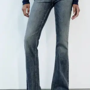 Helt oanvända zara jeans i storlek 34, prislapp är kvar!🩷