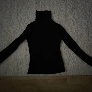 Svart polotröja - Svart polotröja, den är i ett lite tunnare material så den är inte så tjock. Jättefint skick nästan aldrig använt