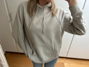 Hoodie  - Säljer denna beigea hoddien från H&M storlek Xs. Den är oversized (jag är storlek S i vanliga fall som referens). Fint skick! Skriv vid frågor eller fler bilder