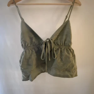 Gullig blus i linne! - Säljer detta supersöta gröna linnet som är i linne material. Det är från shein, men köpte det på Plick när den fortfarande hade lappen kvar för 200kr. De är i superbra kvalite. Köpte för 200 och säljer för 150, billigare vid snabbt köp💚