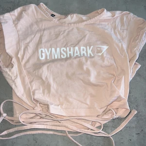 Gymshark T-shirt  - Gymshark T-shirt. Osäker på storlek men gissar XS-S.  Frakt i postnord blå påse, 45 kr.