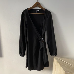 Svart omlottsklänning med knyte - Säljes! Vanligt använt skick men inga skavanker 💖