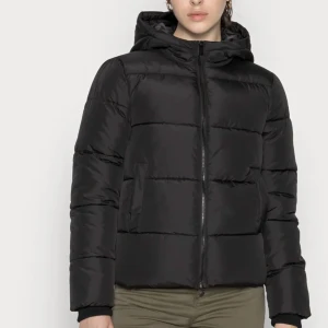 Puffer jacket - Sparsamt använd förra hösten/vintern. Från Pieces, storlek XS men passar S också. Nypris 499, säljer för 300 + frakt. 