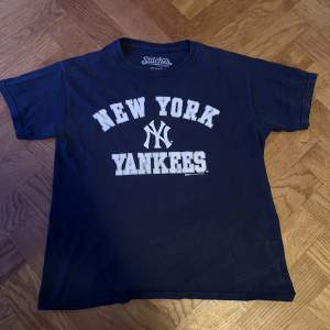 Säljer en New York Yankees Tshirt! Riktigt cool och vintage vibe. Storlek M men skulle säga att den är som en S! Perfekt T-shirt i höst. Passar alla stilar. Fler bilder i DM!