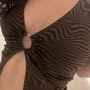 Topp - Säljer denna toppen då de inte är min stil längre! Aldrig använt ute bara testat hemma. Köpt från hm för 1 år sedan 