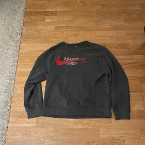 Nike tröja - Fet nike tröja som inte kommer till användning, loggan smått sönder men inget stort. 200kr+frakt, pris kan diskuteras pg av skadan. 