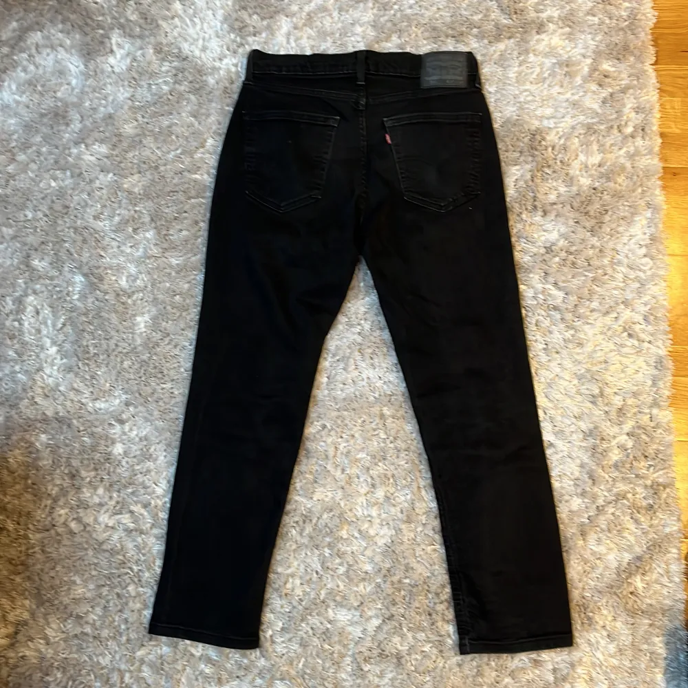 Hej👋🏼 säljer några jätte fina svarta⚫️Levis jeans i storlek 30-32😁 Kontakta vid minsta fundering 💭🙌🏼. Jeans & Byxor.