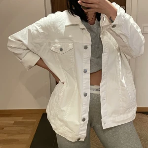 Denim/jeans jacket white - Vit jeansjacka från kollektionen Hoss