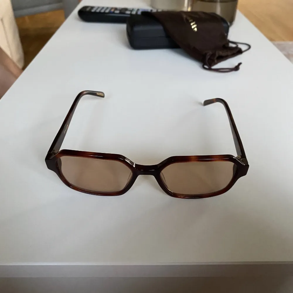 I princip oanvända solglasögon från Corlin eyewear i modellen Alex. Felfria solglasögon. Fodralet är lite skevt. Nypris 1200kr.. Accessoarer.