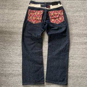 Vintage japanska jeans från märket Juvenile Delinquent. Väldigt ovanliga och exklusiva. Storlek 32 men sitter som 30 i midjan.