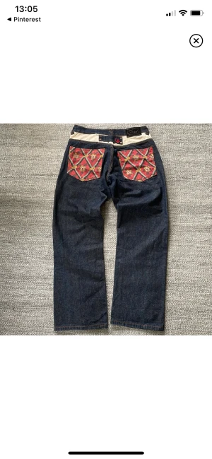 Vintage japanska jeans - Vintage japanska jeans från märket Juvenile Delinquent. Väldigt ovanliga och exklusiva. Storlek 32 men sitter som 30 i midjan.
