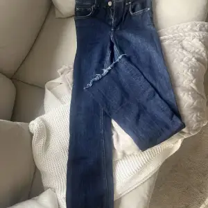 Superfina zara jeans i storlek 34, de är bootcut och är perfekt längd för mig som är 173 och de är i superfint skick💕 