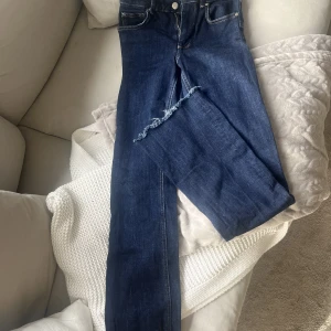 Mörkblå zara jeans - Superfina zara jeans i storlek 34, de är bootcut och är perfekt längd för mig som är 173 och de är i superfint skick💕 