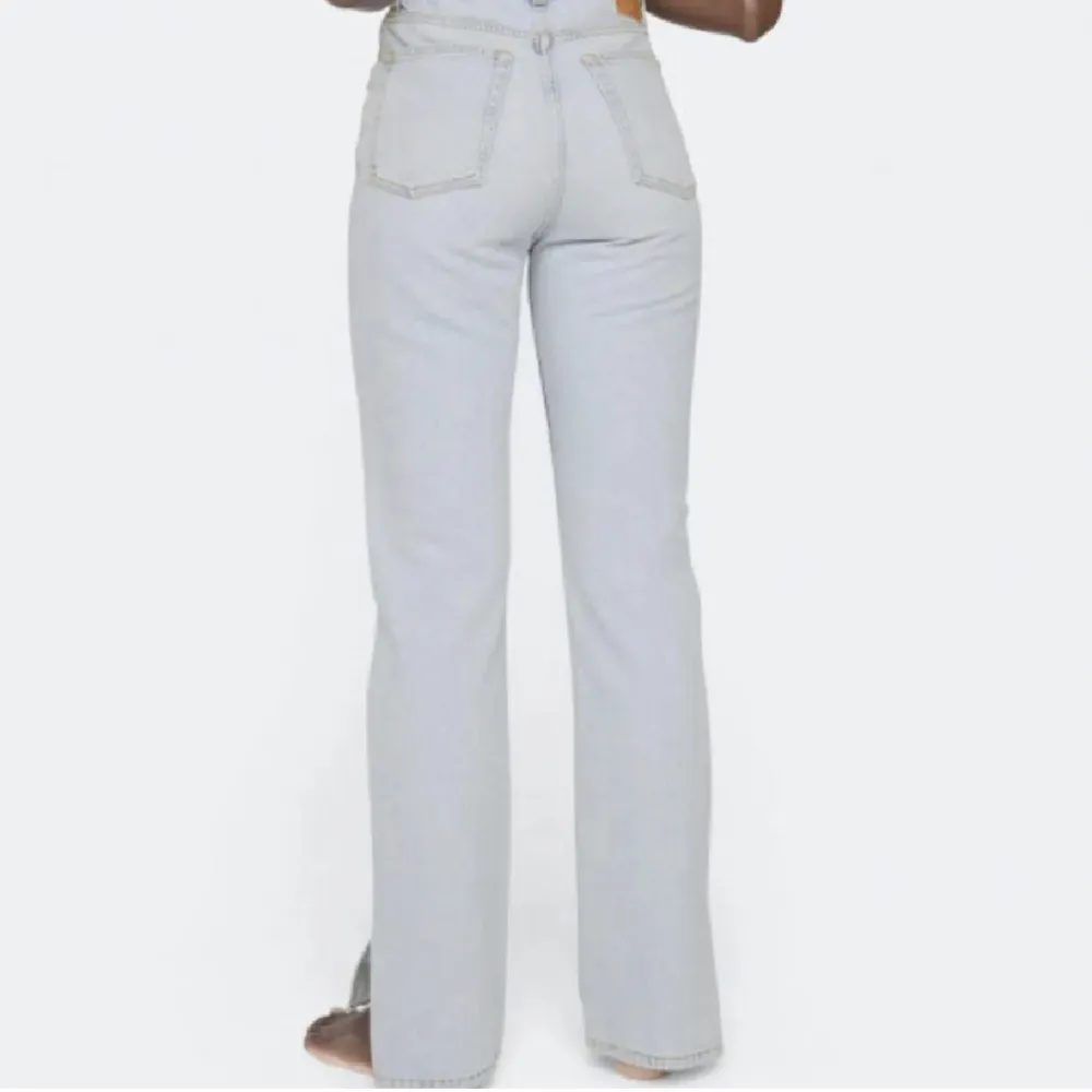 Säljer dessa superfina ljusblå jeans från märket Never Denim/Bik Bok. De är i en straight modell med en split och mid waisted. Köpte för några månader sedan, men tyvärr är de för små för mig. De är helt oanvända med prislappen kvar. Nypris 699. Jeans & Byxor.