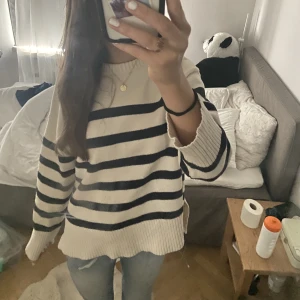 Stickad zara tröja - Säljer nu den här jättefina zara tröjan som jag själv verkligen älskar men har för många tröjor💗💗 Jättefin och perfekt till hösten och vintern tryck gärna köp nu💗💗