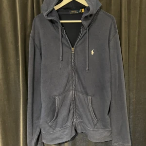 Polo Ralph Lauren Zip Hoodie  - Polo Ralph Lauren Zip Hoodie i bra skick då jag inte användt den, modellen är en Spa Terry så den är ganska tunn, hör av dig vid fler frågor!