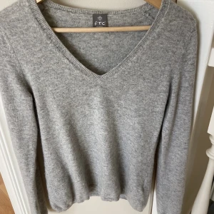Stickad tröja - Jättefin stickad tröja i cashmir från FTC cashmere, som ny💗