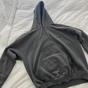 Mörk grå hoodie från Urban outfitters, är i bra skick! Modellen är i nopprig material så är inte att den är i dåligt skick!! Är i storlek M☺️