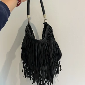 Frans väska - Väska med fransar, sjukt fin!! Älskar denna väska