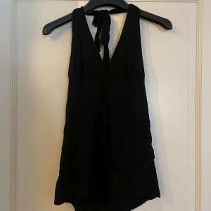 Linne - Linne med knyte bakom nacken, använd fåtal gånger i mycket gott skick 