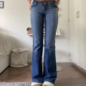 Lågmidjade jeans - Säljer ett par vintage lågmidjade jeans. Köpte på vinted med prislapparna kvar, använda ca 3 ggr. Strl 26/34 men skulle säga xs, inte större än s. Skriv vid frågor eller mer bilder så skickar jag bara❣️obs: går inte att köpa någon annan stans