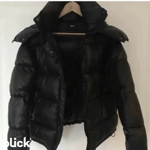 Bikbok jacka  - Säljer denna bikbok jacka som jag köpte på Plick men aldrig har använt då den är förstor för mig.💞💞