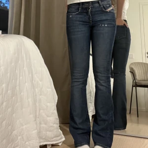 Diesel jeans  - Storlek 23/30 men passar även 24/32. Midjemått:75, Innebenslängd: 82. Är 165 och sitter bra men kmr inte till användning längre. Nypris 1500kr, köp för 650kr🩷 Pris kan diskuteras vid snabb affär!