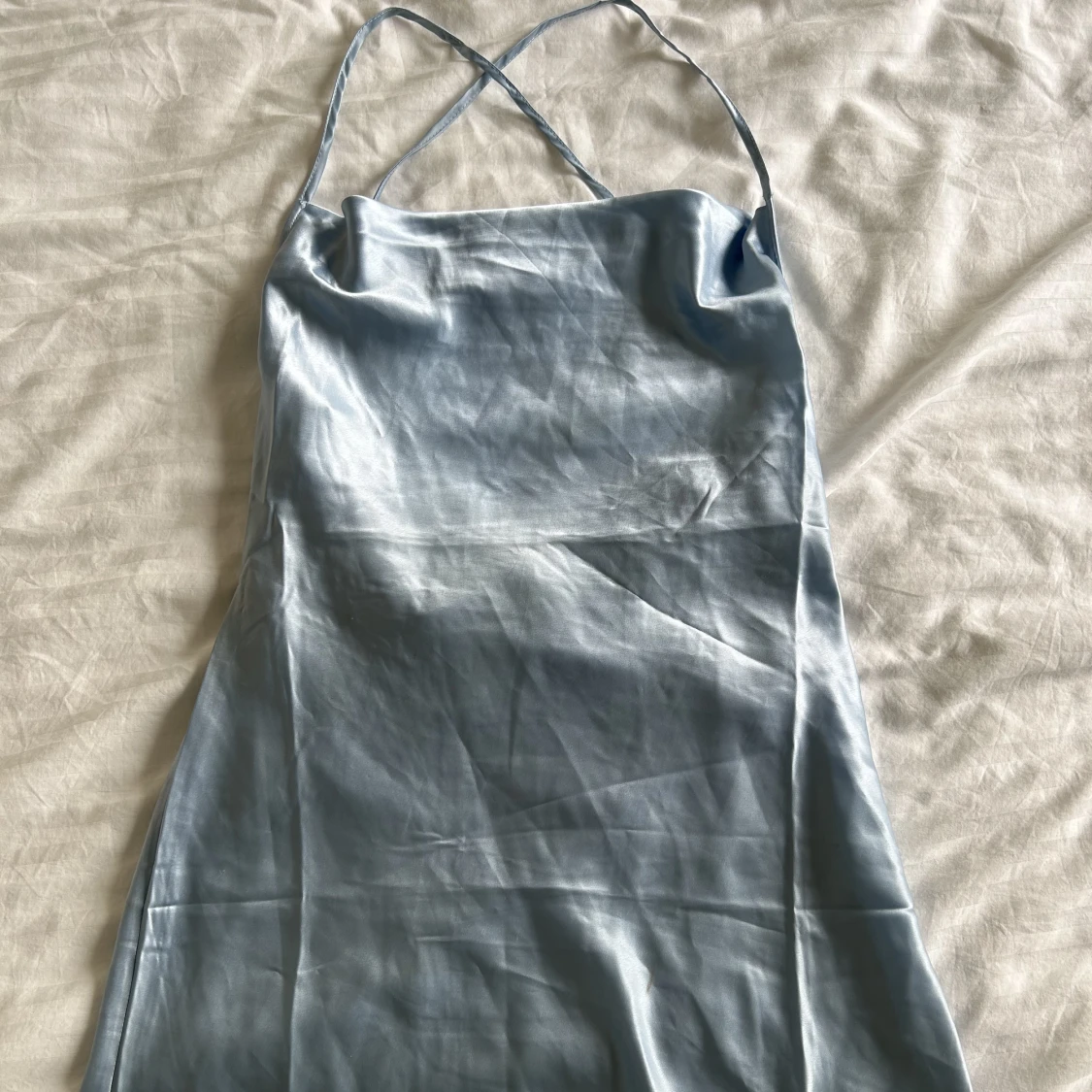 Ljusblå kort silkesklänning