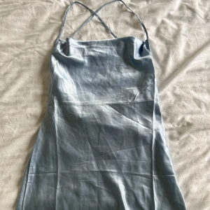 Ljusblå kort silkesklänning - Ljusblå kort silkesklänning i hyffsat bra skick!