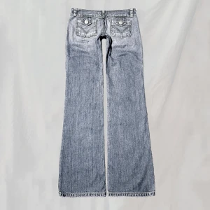 Lågmidjade jeans - Midja:79,5 innerben:85 Lågmidjade jeans med detaljer. Raka ben. Storlek w30, motsvarar ca EU 38. Stora på mig, håller upp (kan ev. därav se mer bootcut ut på mig). Lite smånötta men överlag fint skick!🤍