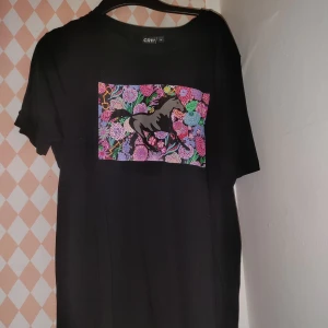 CRW T-shirt  - Helt ny i skick och säljer då den inte kommer till användning