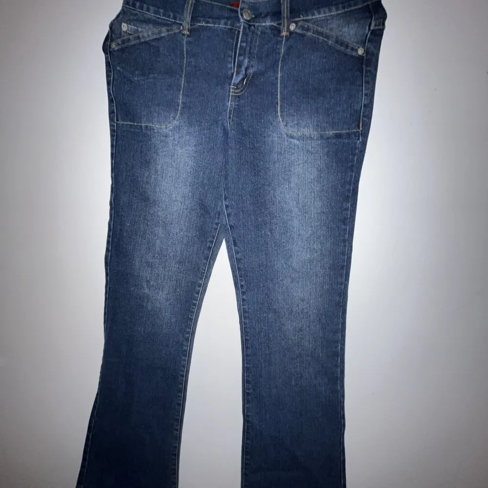 Ett par blåa jeans med inga fickor. Jeans & Byxor.