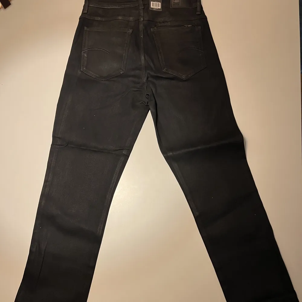Helt nya G-Star jeans!!  Org pris: 1499kr. Priset är ej satt i sten. Skriv gärna vid intresse!. Jeans & Byxor.