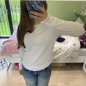 Långärmad tröja - En fin vit långärmad tröja från Cubus i storlek M. Säljs då den inte används men är i bra skick!💕