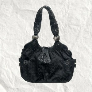 Väska - Går bra att trycka på köp nu🖤