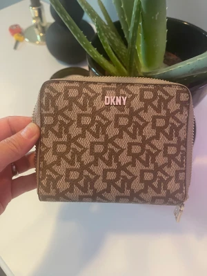 Dkny  - Plånbok dkny nyskick knapp använd.  äkta nypris 1000
