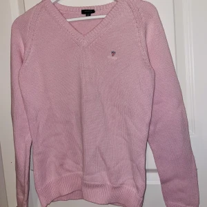Rosa stickad Gant tjocktröja - Samma som tidigare annons, inte använt på 5-6 år, så det behöver ett nytt hem. Sällan använd så inga skador eller fläckar. Pris kan diskuteras. 