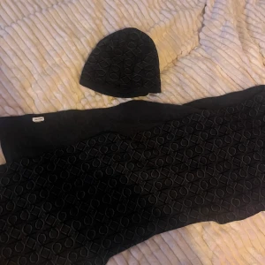 Mössa och halsduk från Calvin Klein - Säljer detta snygga set med mössa och halsduk från CK som tyvärr inte kommer till användning.. Jättebra skick inga brustna sömmar etc. Endast använd 1 gång. Säljer för 800 tillsammans,  500 styck. Inköpspris 1200. Köparen betalar frakten. 