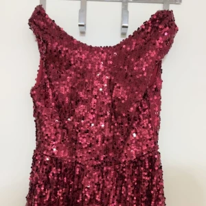 Röd kortfestklänning  - En väldigt fint klänning som endast använd en gång.  Gratis levernas inom Göteborg  