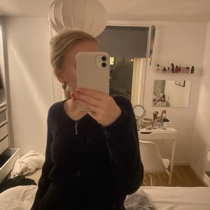 Vila tröja  - Jätte fin mörkblå stickad tröja från vila, sparsamt använd och jättefint skick! Tryck gärna på köp direkt 