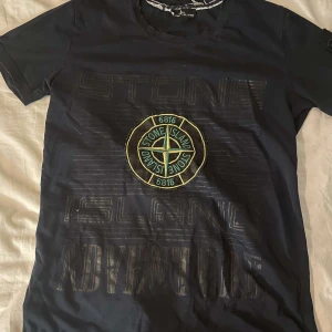 Stone island t-shirt - Säljer min Stone island tröja. Knappt använd. Hör av er vid fler frågor☺️