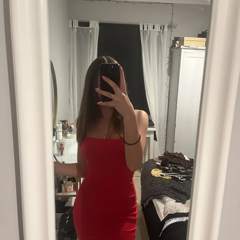 Röd klänning i storlek xs, aldrig använd💗. Klänningar.